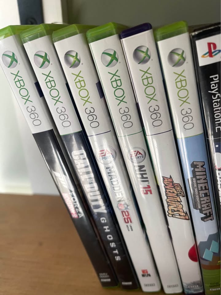 XBOX 360 w/ Kinect and games additional photo thumbnail
