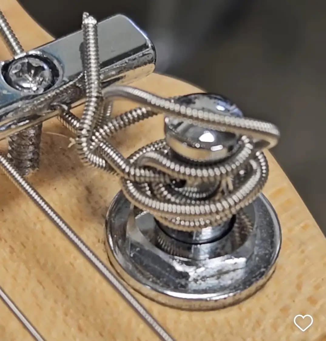 Stop Using the Luthier’s Knot When You Install Guitar Strings